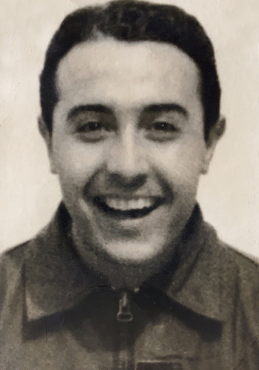 Tino Lutzu sorridente, in giubbotto da volo